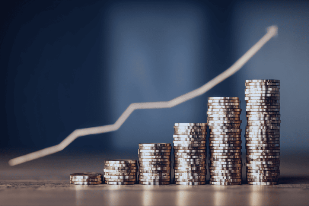 A Reforma Tributária não vai criar vencedores e perdedores por causa da alíquota. Vai separar empresas que entenderam seus impactos daquelas que reagirão quando a margem já estiver pressionada. O impacto não será restrito à área fiscal. Ele alcançará contratos, cadeia de fornecedores, capital de giro e decisões comerciais em toda a organização. Por isso, a principal questão para a liderança já não é entender como a Reforma funciona. É compreender como ela altera a economia do negócio e quais ajustes precisam acontecer antes que seus efeitos apareçam nos resultados. Reforma Tributária não é tema fiscal. É tema de sobrevivência operacional Tratar a Reforma Tributária como uma pauta exclusiva do departamento fiscal é um erro de diagnóstico com consequências estratégicas relevantes. A introdução da CBS e do IBS modifica a lógica de tributação do consumo e, consequentemente, afeta variáveis fundamentais do negócio: formação de preços, estrutura de margens, fluxo de caixa, contratos comerciais, cadeia logística e planejamento tributário. Empresas que operam com cadeias complexas de fornecedores ou múltiplas unidades de negócio tendem a enfrentar impactos tributários diferentes dentro da própria organização. Isso significa que a adaptação não pode ser conduzida apenas sob a ótica da conformidade. Ela exige visão integrada entre fiscal, financeiro, comercial, tecnologia e operações. Quando o imposto muda, a margem muda junto A principal transformação trazida pela Reforma Tributária está em uma nova lógica de créditos tributários, na qual precificação, rentabilidade e geração de caixa deixam de ser temas separados. Empresas que não revisarem essa dinâmica podem descobrir tarde demais que determinados produtos, contratos ou canais de venda se tornaram menos rentáveis. O risco é que essa erosão de margem nem sempre aparece imediatamente. Em muitos casos, ela se acumula de forma silenciosa durante a transição. CBS, IBS e Split Payment vão exigir simulações reais e não interpretação superficial Compreender a Reforma Tributária conceitualmente não significa estar preparado para ela. Muitas organizações ainda concentram seus esforços em acompanhar debates sobre alíquotas e regulamentações, mas deixam de lado uma etapa muito mais importante: entender como o novo modelo afetará sua própria operação. O impacto tributário da CBS e do IBS será diferente para cada empresa. Faturamento, estrutura de custos, perfil de fornecedores, regime tributário, sazonalidade e cadeia operacional influenciarão diretamente os resultados da transição. Por isso, decisões baseadas em médias de mercado ou interpretações genéricas tendem a aumentar riscos e reduzir a previsibilidade. A adaptação exigirá modelagens financeiras, simulações tributárias e revisão detalhada dos processos internos. Além disso, a implementação do Split Payment pode alterar significativamente a dinâmica de liquidez de muitas empresas. O efeito do Split Payment na Liquidez No modelo atual, a empresa recebe integralmente o valor da venda e recolhe os tributos posteriormente, utilizando esse intervalo como parte do financiamento do seu capital de giro. Com o Split Payment, essa lógica muda. Parte do valor recebido deixa de transitar pelo caixa da empresa e é direcionada automaticamente ao Fisco no momento da liquidação da operação. Simulação: o impacto do Split Payment no caixa Considere uma empresa com faturamento mensal de R$ 500 mil e carga efetiva de 15%. No modelo atual, os R$ 500 mil entram integralmente no caixa e os R$ 75 mil de tributos são recolhidos posteriormente. No novo cenário, os R$ 75 mil são automaticamente destinados ao Fisco, e apenas R$ 425 mil ingressam na conta da empresa. O resultado é imediato: uma redução relevante na disponibilidade de caixa e na capacidade de financiar operações de curto prazo. Para muitas organizações, o desafio não será apenas tributário. Também será financeiro. O maior risco é descobrir o impacto depois da implementação A transição prevista para a Reforma Tributária cria um desafio operacional sem precedentes. Durante anos, empresas precisarão conviver simultaneamente com o modelo atual e o novo sistema tributário. Isso significa que ERPs, sistemas fiscais e processos internos precisarão calcular e conciliar dois ambientes regulatórios diferentes ao mesmo tempo. Sem revisão prévia de cadastros, parametrizações fiscais, regras de tributação e integrações sistêmicas, o risco de perda de créditos, erros de cálculo e inconsistências operacionais aumenta significativamente. A Reforma Tributária criará riscos invisíveis para empresas despreparadas Um dos aspectos mais desafiadores da Reforma Tributária é que seus efeitos nem sempre serão imediatos. Muitas inconsistências surgirão de forma silenciosa, acumulando impactos financeiros ao longo do tempo. Nesse cenário, a falsa sensação de conformidade torna-se um dos maiores riscos corporativos. A simples automação das regras tributárias não garante que elas estejam corretas. Sem monitoramento contínuo, empresas podem acumular distorções relevantes sem perceber. Por isso, a ausência de governança tributária e auditoria contínua reduz drasticamente a capacidade de reação da organização. Quando os efeitos finalmente aparecem, parte das oportunidades de correção já foi perdida. A adaptação à Reforma Tributária começa muito antes da mudança legal Empresas que pretendem atravessar essa transição sem comprometer margem e competitividade precisam iniciar sua preparação agora. Isso envolve muito mais do que atualizar sistemas. A adaptação exige: revisão de processos; análise de impacto tributário; simulações financeiras; revisão contratual; atualização tecnológica; integração entre áreas; fortalecimento da governança. ERP, sozinho, não resolve o problema. Automação sem inteligência continua reproduzindo erros em maior escala. Organizações mais preparadas estão estruturando comitês multidisciplinares e construindo cenários capazes de orientar decisões antes que a mudança alcance sua fase mais crítica. Empresas maduras não esperam estabilidade para agir As empresas que tendem a sair fortalecidas desse processo são justamente aquelas que começaram a se preparar antes da consolidação das regras. Elas entendem que vantagem competitiva não será construída durante a implementação. Ela será construída antes dela. Antecipar cenários reduz vulnerabilidades, melhora a previsibilidade financeira e amplia a capacidade de adaptação. A Reforma Tributária vai separar empresas preparadas das vulneráveis A Reforma Tributária funcionará como um divisor de maturidade operacional. Empresas preparadas terão mais condições de proteger margens, reorganizar cadeias de valor e responder rapidamente aos novos desafios do ambiente regulatório. Já organizações reativas tendem a conviver com mais instabilidade, menor previsibilidade financeira e maior pressão sobre seus resultados. Preparação não é mais uma escolha estratégica A Reforma Tributária exigirá revisão operacional, financeira e estratégica em toda a estrutura corporativa. A RZ3 apoia organizações na construção de cenários tributários, análise de impacto financeiro, adaptação operacional e fortalecimento da governança necessária para atravessar essa transformação com segurança e previsibilidade. Combinando tecnologia, inteligência tributária, auditoria e visão estratégica de negócio, a RZ3 ajuda organizações a transformar incertezas regulatórias em capacidade real de decisão. Converse com a RZ3 e construa uma estratégia para adaptar sua operação, proteger margens e capturar oportunidades antes da concorrência.