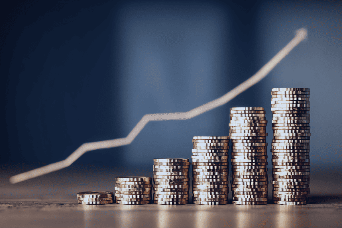 A Reforma Tributária não vai criar vencedores e perdedores por causa da alíquota. Vai separar empresas que entenderam seus impactos daquelas que reagirão quando a margem já estiver pressionada. O impacto não será restrito à área fiscal. Ele alcançará contratos, cadeia de fornecedores, capital de giro e decisões comerciais em toda a organização. Por isso, a principal questão para a liderança já não é entender como a Reforma funciona. É compreender como ela altera a economia do negócio e quais ajustes precisam acontecer antes que seus efeitos apareçam nos resultados. Reforma Tributária não é tema fiscal. É tema de sobrevivência operacional Tratar a Reforma Tributária como uma pauta exclusiva do departamento fiscal é um erro de diagnóstico com consequências estratégicas relevantes. A introdução da CBS e do IBS modifica a lógica de tributação do consumo e, consequentemente, afeta variáveis fundamentais do negócio: formação de preços, estrutura de margens, fluxo de caixa, contratos comerciais, cadeia logística e planejamento tributário. Empresas que operam com cadeias complexas de fornecedores ou múltiplas unidades de negócio tendem a enfrentar impactos tributários diferentes dentro da própria organização. Isso significa que a adaptação não pode ser conduzida apenas sob a ótica da conformidade. Ela exige visão integrada entre fiscal, financeiro, comercial, tecnologia e operações. Quando o imposto muda, a margem muda junto A principal transformação trazida pela Reforma Tributária está em uma nova lógica de créditos tributários, na qual precificação, rentabilidade e geração de caixa deixam de ser temas separados. Empresas que não revisarem essa dinâmica podem descobrir tarde demais que determinados produtos, contratos ou canais de venda se tornaram menos rentáveis. O risco é que essa erosão de margem nem sempre aparece imediatamente. Em muitos casos, ela se acumula de forma silenciosa durante a transição. CBS, IBS e Split Payment vão exigir simulações reais e não interpretação superficial Compreender a Reforma Tributária conceitualmente não significa estar preparado para ela. Muitas organizações ainda concentram seus esforços em acompanhar debates sobre alíquotas e regulamentações, mas deixam de lado uma etapa muito mais importante: entender como o novo modelo afetará sua própria operação. O impacto tributário da CBS e do IBS será diferente para cada empresa. Faturamento, estrutura de custos, perfil de fornecedores, regime tributário, sazonalidade e cadeia operacional influenciarão diretamente os resultados da transição. Por isso, decisões baseadas em médias de mercado ou interpretações genéricas tendem a aumentar riscos e reduzir a previsibilidade. A adaptação exigirá modelagens financeiras, simulações tributárias e revisão detalhada dos processos internos. Além disso, a implementação do Split Payment pode alterar significativamente a dinâmica de liquidez de muitas empresas. O efeito do Split Payment na Liquidez No modelo atual, a empresa recebe integralmente o valor da venda e recolhe os tributos posteriormente, utilizando esse intervalo como parte do financiamento do seu capital de giro. Com o Split Payment, essa lógica muda. Parte do valor recebido deixa de transitar pelo caixa da empresa e é direcionada automaticamente ao Fisco no momento da liquidação da operação. Simulação: o impacto do Split Payment no caixa Considere uma empresa com faturamento mensal de R$ 500 mil e carga efetiva de 15%. No modelo atual, os R$ 500 mil entram integralmente no caixa e os R$ 75 mil de tributos são recolhidos posteriormente. No novo cenário, os R$ 75 mil são automaticamente destinados ao Fisco, e apenas R$ 425 mil ingressam na conta da empresa. O resultado é imediato: uma redução relevante na disponibilidade de caixa e na capacidade de financiar operações de curto prazo. Para muitas organizações, o desafio não será apenas tributário. Também será financeiro. O maior risco é descobrir o impacto depois da implementação A transição prevista para a Reforma Tributária cria um desafio operacional sem precedentes. Durante anos, empresas precisarão conviver simultaneamente com o modelo atual e o novo sistema tributário. Isso significa que ERPs, sistemas fiscais e processos internos precisarão calcular e conciliar dois ambientes regulatórios diferentes ao mesmo tempo. Sem revisão prévia de cadastros, parametrizações fiscais, regras de tributação e integrações sistêmicas, o risco de perda de créditos, erros de cálculo e inconsistências operacionais aumenta significativamente. A Reforma Tributária criará riscos invisíveis para empresas despreparadas Um dos aspectos mais desafiadores da Reforma Tributária é que seus efeitos nem sempre serão imediatos. Muitas inconsistências surgirão de forma silenciosa, acumulando impactos financeiros ao longo do tempo. Nesse cenário, a falsa sensação de conformidade torna-se um dos maiores riscos corporativos. A simples automação das regras tributárias não garante que elas estejam corretas. Sem monitoramento contínuo, empresas podem acumular distorções relevantes sem perceber. Por isso, a ausência de governança tributária e auditoria contínua reduz drasticamente a capacidade de reação da organização. Quando os efeitos finalmente aparecem, parte das oportunidades de correção já foi perdida. A adaptação à Reforma Tributária começa muito antes da mudança legal Empresas que pretendem atravessar essa transição sem comprometer margem e competitividade precisam iniciar sua preparação agora. Isso envolve muito mais do que atualizar sistemas. A adaptação exige: revisão de processos; análise de impacto tributário; simulações financeiras; revisão contratual; atualização tecnológica; integração entre áreas; fortalecimento da governança. ERP, sozinho, não resolve o problema. Automação sem inteligência continua reproduzindo erros em maior escala. Organizações mais preparadas estão estruturando comitês multidisciplinares e construindo cenários capazes de orientar decisões antes que a mudança alcance sua fase mais crítica. Empresas maduras não esperam estabilidade para agir As empresas que tendem a sair fortalecidas desse processo são justamente aquelas que começaram a se preparar antes da consolidação das regras. Elas entendem que vantagem competitiva não será construída durante a implementação. Ela será construída antes dela. Antecipar cenários reduz vulnerabilidades, melhora a previsibilidade financeira e amplia a capacidade de adaptação. A Reforma Tributária vai separar empresas preparadas das vulneráveis A Reforma Tributária funcionará como um divisor de maturidade operacional. Empresas preparadas terão mais condições de proteger margens, reorganizar cadeias de valor e responder rapidamente aos novos desafios do ambiente regulatório. Já organizações reativas tendem a conviver com mais instabilidade, menor previsibilidade financeira e maior pressão sobre seus resultados. Preparação não é mais uma escolha estratégica A Reforma Tributária exigirá revisão operacional, financeira e estratégica em toda a estrutura corporativa. A RZ3 apoia organizações na construção de cenários tributários, análise de impacto financeiro, adaptação operacional e fortalecimento da governança necessária para atravessar essa transformação com segurança e previsibilidade. Combinando tecnologia, inteligência tributária, auditoria e visão estratégica de negócio, a RZ3 ajuda organizações a transformar incertezas regulatórias em capacidade real de decisão. Converse com a RZ3 e construa uma estratégia para adaptar sua operação, proteger margens e capturar oportunidades antes da concorrência.